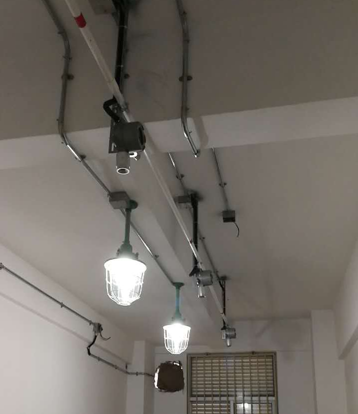 固定式气体探测器/报警器吊顶式安装现场图