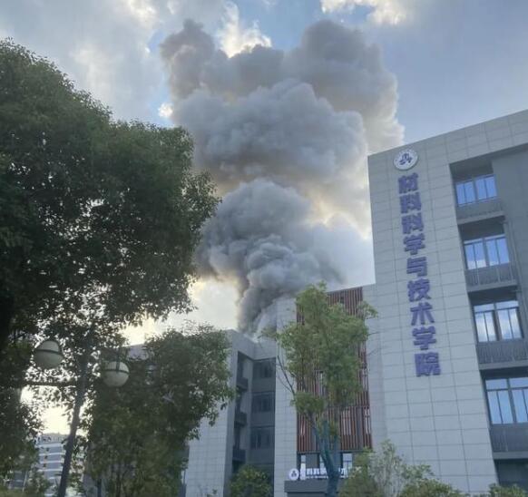 南京一高校实验室爆燃事故现场