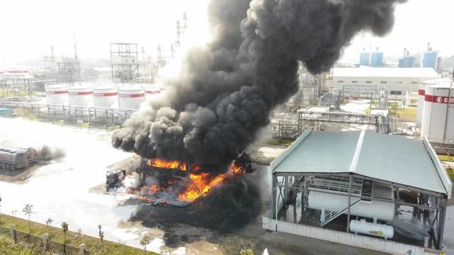 广西一油罐车发生爆炸事故