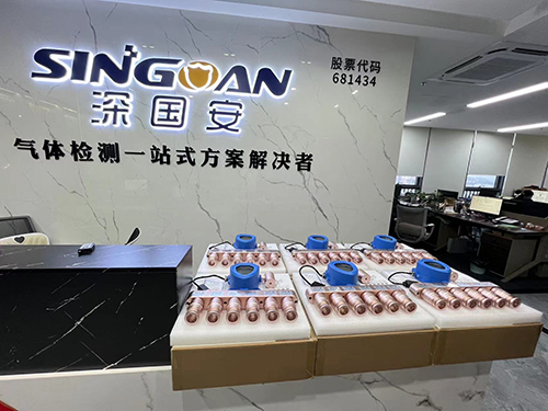 半导体巡检机器狗集成五合一气体检测仪应用 半导体巡检机器狗集成五合一气体检测仪应用