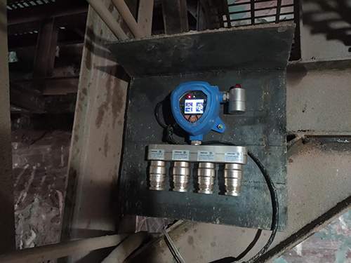 带内置泵的泵吸式四合一气体检测仪